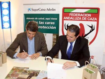 SegurCaixa Adeslas firma un convenio con la FAC en beneficio de los ciento diez mil cazadores andaluces 
