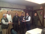 El campeón autonómico recibe el título de manos del presidente de la Federación de Caza Agustín Rabadán