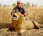 Mark Sullivan con un león